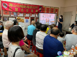 海山分局昨（16）日於文德里舉行社區治安會議，提醒在場民眾汽機車行經路口「慢、看、停」，應讓行人優先