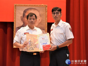  副局長陳崇岳親自頒獎表揚陳建富小隊長