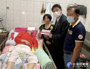 犯保協會雲林分會王明和主委與雲林地檢署洪家原檢察長等人，前往馨生人家中關懷慰問，並致贈「台新基金」贊助的照護物資及秋節慰問金。