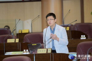 ▲市議員黃家齊質詢認為，培養年輕人法治觀念要從破除舊校規開始。（圖／市議會提供）