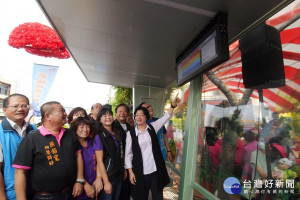 候車亭完工，簡約的造型兼具城市美學，從候車亭站體顏色到座椅的透氣設計，加上附掛式智慧站牌，提供民眾安全、舒適，並可充分掌握公車資訊的乘車環境。