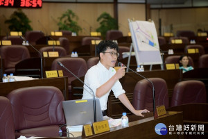 ▲余信憲市議員質疑桃園市政府財政局用人，總質詢時厲聲要求局長歐美鐶局長說明。（圖／市議會提供）