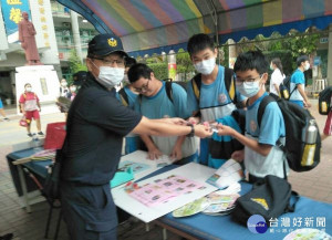 北港分局校園安全宣導列車啟動，教育學子正確路權觀念，呼籲騎車應配戴安全帽，切勿違規無照騎乘機車，無照駕駛罰錢事小，千萬別拿生命安全開玩笑。