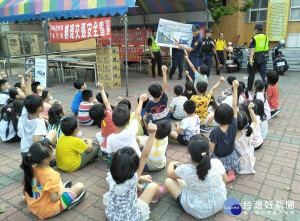 北港警分局深入校園推動路權觀念，提醒汽機車在路口「行人穿越道」遇到行人，應「暫停」禮讓行人先走，亦呼籲家長及學童騎機車須配帶安全帽。