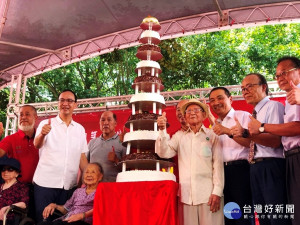 市長侯友宜、前市長朱立倫等出席，除頒贈匾額並切百年蛋糕等祝賀，感謝農會及農友對農業的貢獻，也祝坪林農會百年大業，再創高峰 