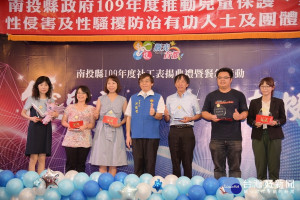 洪秘書長表揚優質社工人員。（縣府提供）