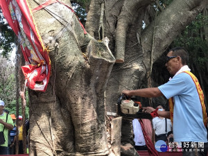 王船師林良太取下寶（舟參）。