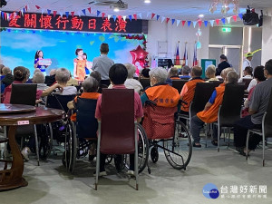 板橋區迎晨休閒舞蹈會響應愛關懷行動日，20日於板橋榮家公益演出 （記者黃村杉攝）
