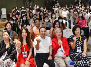 新北市政府新聞局20日於臺北新板希爾頓酒店舉辦「新北女力論壇」，新北市長侯友宜親自出席引言。