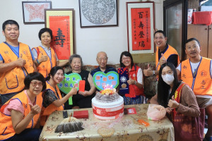 新北市榮民服務處輔導組組長藍瑞玲21日率榮欣志工，赴中和區為榮民陳承通爺爺慶祝百歲壽誕