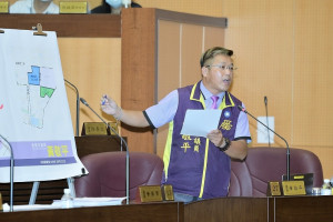 ▲黃敬平議員質詢，建議未來平鎮行政中心可建設為綜合大樓，納入各機關，讓民眾洽公方便。（圖／市議會提供）