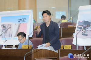 ▲市議員彭俊豪質詢特教班問題，老師、學校、學生壓力都大，建議市政府強化資源補助。（圖／市議會提供）
