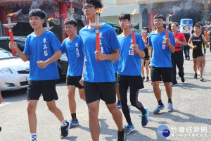 「109年嘉義市運動會暨中小學聯合運動會」聖火由玉山國中、東吳高職聖火隊，分別傳遞到嘉義市各國中小、高中職等41所學校／嘉義市府提供