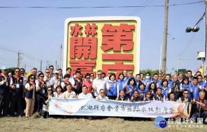 澎湖縣長賴峰偉、議長劉陳昭玲率團至雲林參訪，縣長張麗善於水林顏厝寮「開臺第一庄」迎接，亦前往北港朝天宮參拜交流，共同探訪大航海時代顏思齊開臺史跡之旅。（記者陳昭宗拍攝）