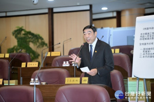 ▲市議員李家興質詢桃園市路燈管理不善，有些路燈公務單位不願管。（圖／市議會提供）
