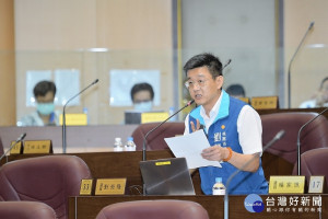 ▲劉熒隆議員質詢，說明龍潭觀光可向大北坑發展。（圖／市議會提供）