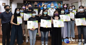 新北市科技化學習扶助教學中心108學年共培訓64位種子教師及18位講師級的核心種子教師，23日於新店國小辦理授證典禮