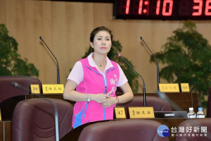 ▲市議員謝美英質詢人孔蓋傷害、長照居家復能政策，請市府注意。（圖／市議會提供）