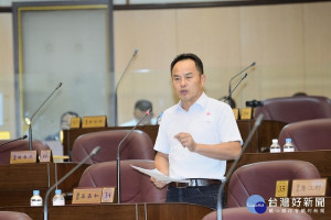 ▲吳嘉和市議員總質詢，提出中央統籌分配款給桃園的太少，鄭文燦市長在壓力下大建設，為市長抱不平
。（圖／市議會提供）
