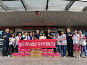 南投縣婦女聯合協進會集集支會成員慰勞員警後在集集分局前合影。