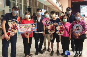 北港警方結合縣政說明會設攤宣導最新警政資訊及犯罪預防，亦協助執行安全維護及沿線周邊道路交通疏導，獲鄉親熱烈支持迴響。