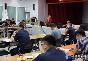 北港分局長王立德關心員警健康，邀請醫師分享居家醫療及養眼護眼觀念，提醒注重平時保健及正確自我身體調養，員警倍感窩心。