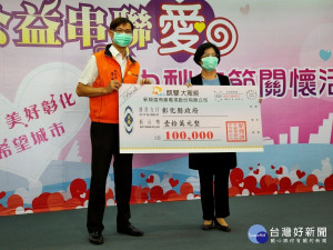 新頻道有線電視股份有限公司總經理廖咸隆代表公司捐贈１０萬元物資乖懷弱勢。圖／記者鄧富珍攝