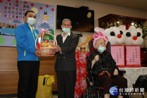 侯友宜25日前往位於板橋區的私立廣福老人養護中心和愛智發展中心慰問，除致贈蘋果和加菜金預祝長輩和小朋友中秋快樂