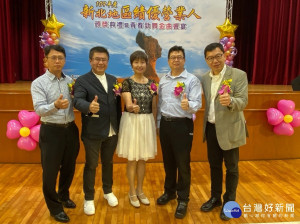 績優營業人頒獎典禮壓軸場25日於新北市政府稅捐稽徵處9樓禮堂舉行，局長王綉忠親自頒發獎盃表揚新北地區共60家績優營業人（記者黃村杉攝）