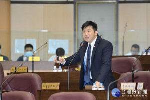 ▲簡智翔議員總質詢，繁榮市區拉攏人潮要看人行步道、停車場完善與否。（圖／市議會提供）