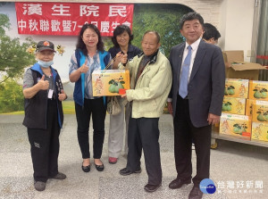 衛福部部長陳時中25日傍晚親臨樂生療養院，致贈營養品與手工蛋捲等禮品並與漢生院民同歡 