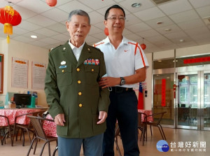 方正專門委員（憲兵少將退役）、侯榮芳簡任視察（空軍少將退役）、歐陽廣徳專員（陸軍上校退役）日前不約而同的將其代表一生榮譽的勳章、獎章、軍帽等慨捐予板橋榮家