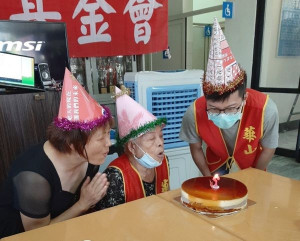 華山基金會水林天使站建站8週年，服務累積超過138位弱勢長輩，長輩們將心中的謝意寫成卡片，送給長久關心他們的善士及義工們，衷心感謝這場由華山牽成的緣分。