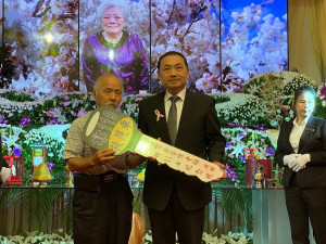 蔡榮傳先生26日於林口區嘉寶捐贈新北市政府消防局第二救災救護大隊林口分隊高頂救護車1輛，新北市長侯友宜親自到場受贈並回贈感謝狀