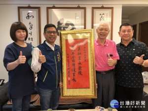 為表彰新北17位里長獲內政部全國特優里長殊榮，民政局長柯慶忠26日前往三芝、淡水、八里、蘆洲、新莊及永和區等獲獎里辦公處，親自拜訪里長並贈匾致賀