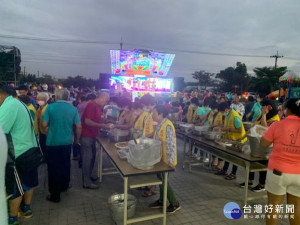 

后里區太平社區結合在地青農舉辦中秋聯歡晚會，雖沒有烤肉煙霧繚繞，但一道道美食，讓里民大吃得滿意。（記者陳榮昌攝）