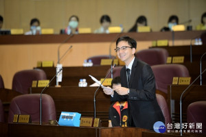 ▲市議員牛煦庭質詢都市計畫結構性，造成房地產上漲影響年輕一代生育意願。（圖／市議會提供）