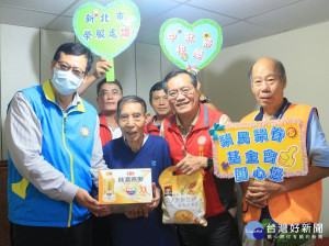 新北市榮服處林火土處長(右2)及榮民榮眷基金會楊慶永副秘書長(左1)致贈王爺爺(左2)養生飲品 