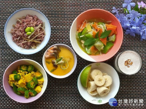 衛生局舉辦銀髮健康餐盤料理賽，參賽者相當用心。（衛生局提供）