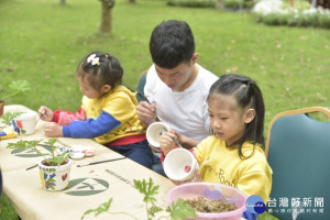 藝創野餐市集，小朋友快樂DIY。