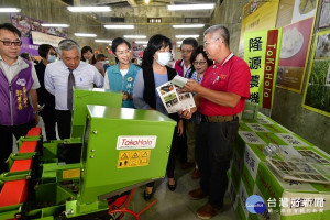 和美農會綠色照顧站揭牌，縣長王惠美、農委會輔導處處長陳俊言、立委陳秀寶等人於場內參觀。