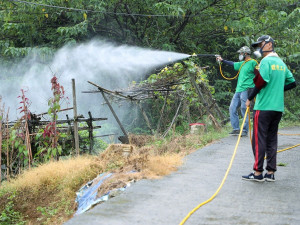衛生局加強社區環境孳生源清除與區塊防治噴消作業。市長侯友宜27日上午也親自前往視察防治情形表示