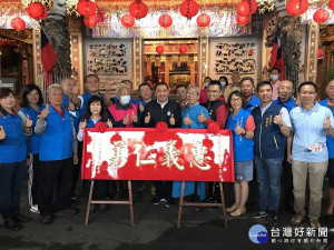 淡水行忠堂農曆8月11日起連續7天熱鬧舉辦秋祭禮斗法會，市長侯友宜27日特別前往參拜祈安，並致贈「忠義仁勇」匾額 