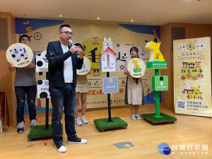 環保局28日舉行新北限定「創意狗便袋箱」票選活動開跑記者會，開箱與國立臺灣藝術大學視覺傳達設計學系李尉郎老師攜手合作，用藝術創意打造的3款「新北限定」狗便清理設施 （記者黃村杉攝）