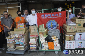 建國科大主任秘書劉柄麟(左)率領師生將400多冊師生捐書送抵彰化火車站第一月台旁。