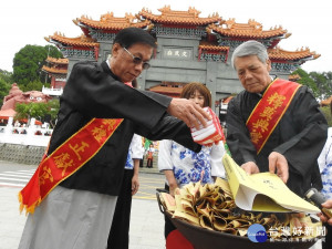 正獻官林縣長〈左〉和主祀官張德林共同「捧祝帛詣燎所」，並將祝文及帛「望燎」火化。