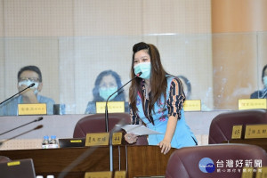 ▲朱珍瑤議員質詢八德區教育，特別是幼兒園教育十分重視。（圖／市議會提供）