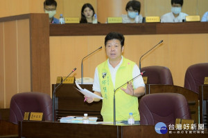 ▲市議員邱佳亮質詢，對新屋區的運輸交通、生活環境意見提供市府，要求市府關心地方。（圖／市議會提供）
