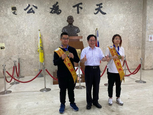 東南科技大學校長李清吟及獲得3D 數位遊戲藝術職類金牌的張家縈與獲得工業機械修護類金牌的陳冠維（記者黃村杉攝）