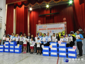 縣府教育處在集集鎮永昌國小舉行109年度閱讀起步走－政府與民間合作贈書活動。
